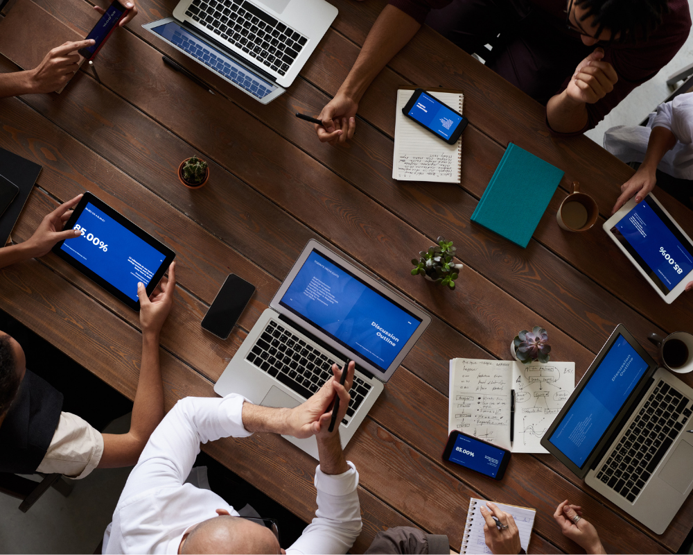 Personas trabajando Nerdico